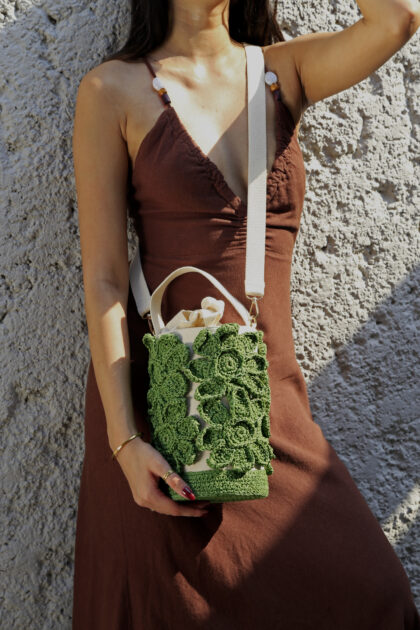 BUCKET BAG WITH RAFFIA CROCHET FLOWERS
